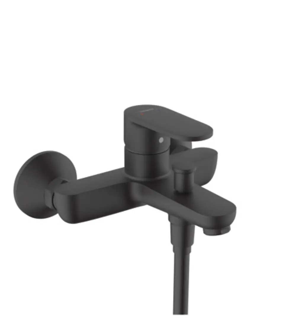 Einhebel-Wannenmischer in mattschwarz von Hansgrohe, auf Wand montiert, mit einem Hebel zur Temperatur- und Wassermengenregelung sowie einem Auslass für den Schlauchanschluss.